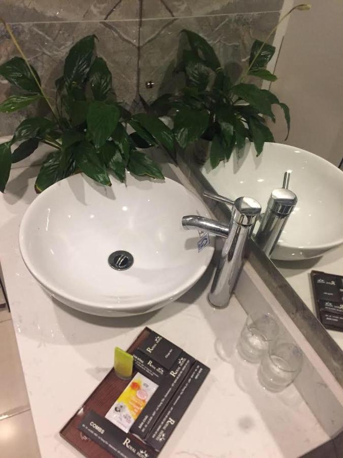 Van Lung Hotel Royal מראה חיצוני תמונה